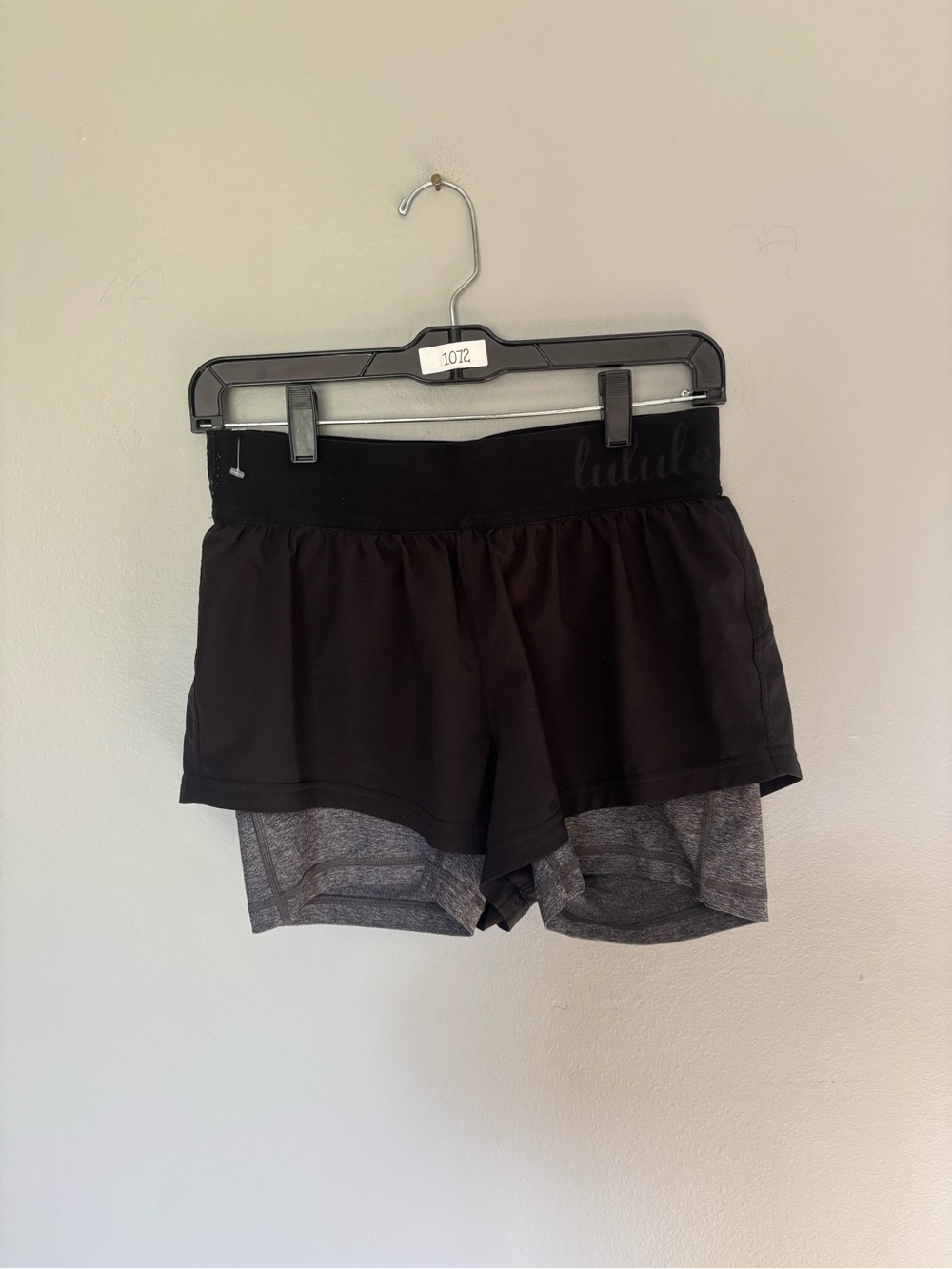 Lululemon Women’s Black Layered Athletic Shorts with Gray Liner size 6
